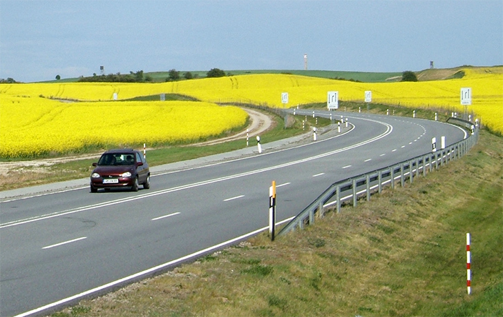 Foto: 3-spurige Straße mit 1 Auto Foto: 3-spurige Straße mit 1 Auto
