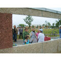 Foto: Schülerinnen bei der Vorbereitung des Workshops
