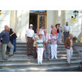 Foto: Teilnehmer stehen auf der Schlosstreppe.