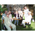 Foto: Teilnehmer sitzen im Klostergarten in Zehden