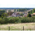 Foto: Blick in die Landschaft mit Bäumen und alten Häusern