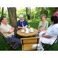 Foto: Teilnehmer sitzen vor dem Kloster und trinken Kaffee.