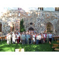 Foto: Gruppenfoto vor der Feldsteinwand des Klosters