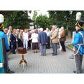 Foto: Gruppe vor dem Schlossgitter, rechts und links zwei „Dragoner“