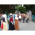 Foto: Frauen in Tracht begrüßen die ankommenden Teilnehmer.