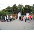 Foto: Teilnehmer bei der Präsentation des ehemaligen Schlossgitters