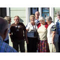 Foto: kleines Gruppenfoto vor dem Museum