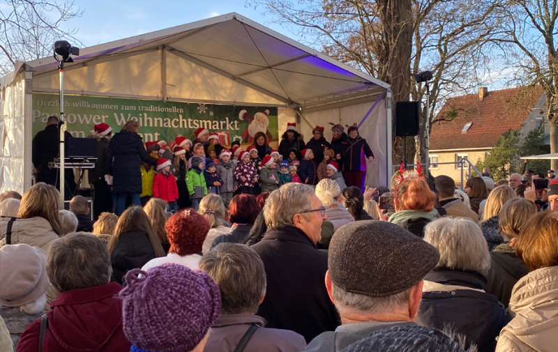Foto: viele Gäste vor der Bühne mit Kinderchor Foto: viele Gäste vor der Bühne mit Kinderchor