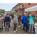 Foto: viele Personen auf dem Gutshof