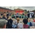Foto: Cheerleader vor der Bühne mit Publikum