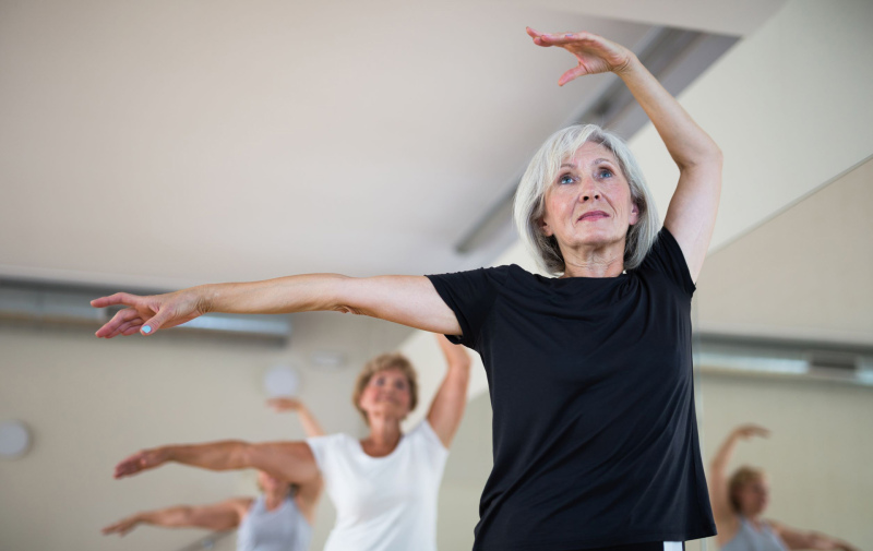 Foto: Frauen bei einer Gymnastik-Übung Foto: Frauen bei einer Gymnastik-Übung
