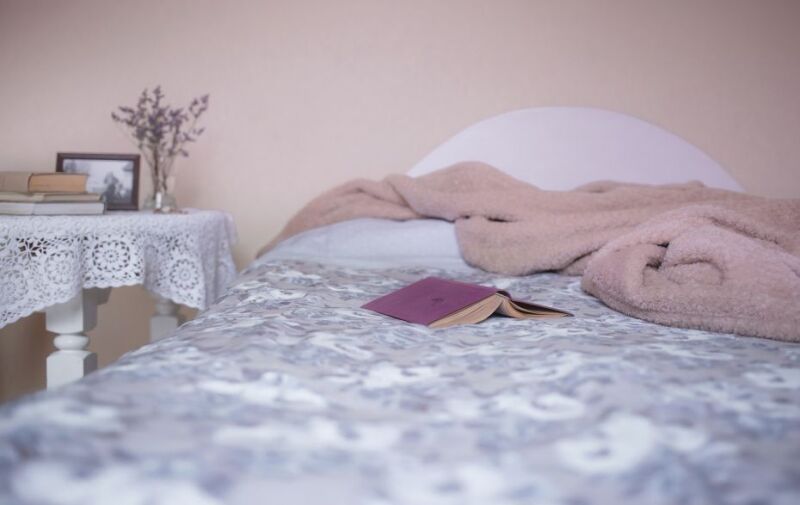 Foto: Bett und Buch Foto: Bett und Buch