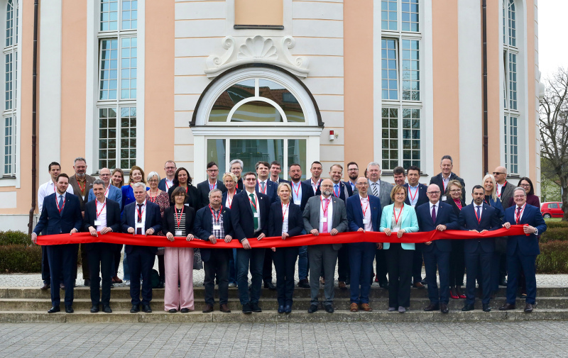 Gruppenfoto vor dem Berlischky-Pavillon