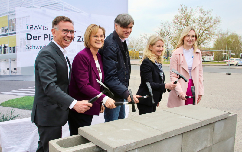 Foto: 5 Personen mit Hammer