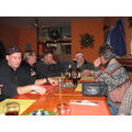Foto: 6 Personen sitzen am Tisch.