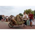 Verkleidete in Hugenotten-Kostüm bringen die Tabakkrone aus den Tabakblumen auf den Markt in Vierraden. Hinter der Tabakkrone ist die Tabakkönigin Luisa Müller.