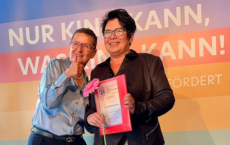 Foto: 2 Personen mit Urkunde und Blume Foto: 2 Personen mit Urkunde und Blume