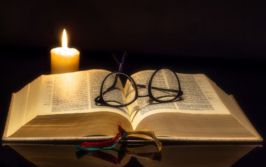 Foto: Buch mit Brille Foto: Buch mit Brille