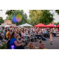 Foto: Zuschauer mit Luftballons