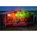 Foto: Band auf der bunt beleuchteten Bühne 