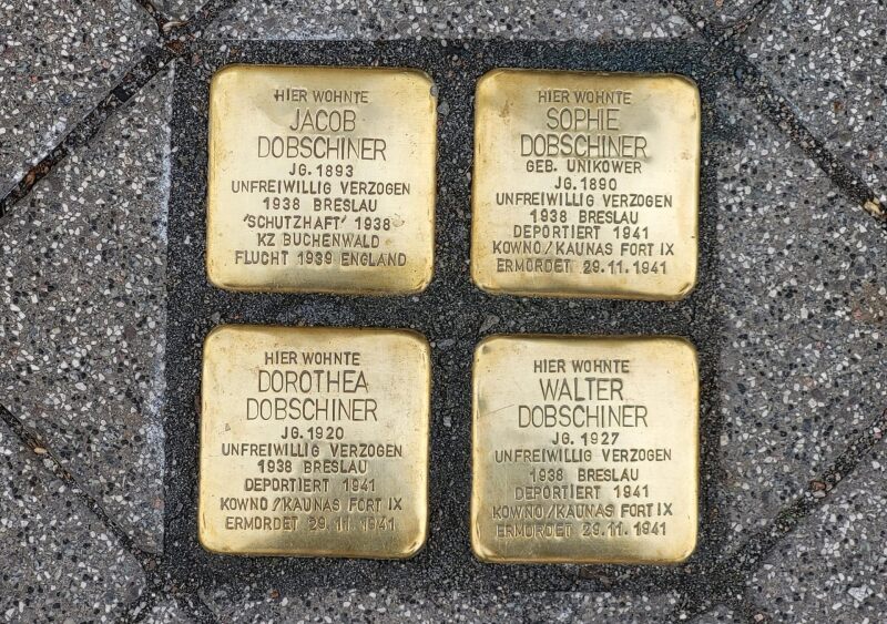 Foto: 4 Stolpersteine von Familie Dobschiner Foto: 4 Stolpersteine von Familie Dobschiner