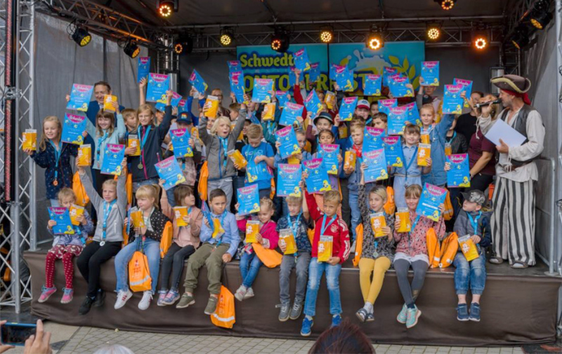 Gruppenfoto mit jubelnden Kindern Gruppenfoto mit jubelnden Kindern