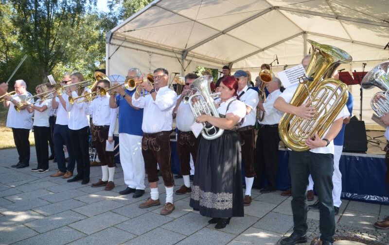 Foto: Blasorchester vor einer Bühne Foto: Blasorchester vor einer Bühne