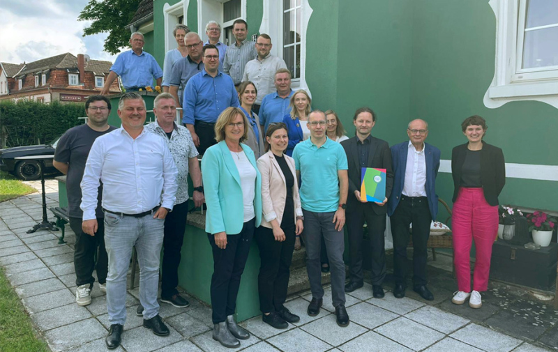 Gruppenfoto vor der grünen Villa Gruppenfoto vor der grünen Villa