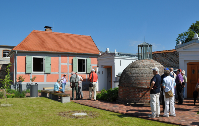 Foto: Besucher im Garten des Museum Foto: Besucher im Garten des Museum