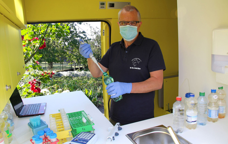 Foto: Mann mit Maske im Labormobil Foto: Mann mit Maske im Labormobil