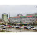 Foto vom 1. Februar 2013: Blick auf Kaufhaus, parkende Autos davor, Kirche und Hochhäuser Foto vom 1. Februar 2013: Blick auf Kaufhaus, parkende Autos davor, Kirche und Hochhäuser