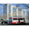 Foto vom 7. März 2013: Bus und Auto vor dem Hochhaus Foto vom 7. März 2013: Bus und Auto vor dem Hochhaus