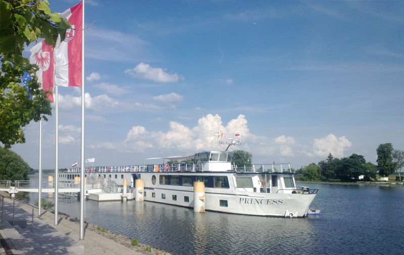 Foto: Schiff am Anleger Foto: Schiff am Anleger