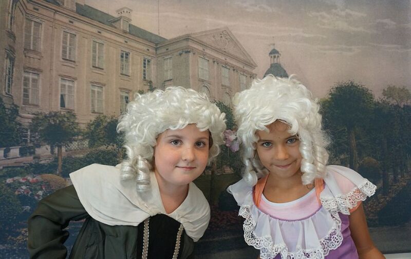 Foto: Mädchen vor dem Schwedter Schloss Foto: Mädchen vor dem Schwedter Schloss
