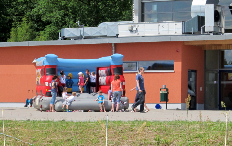 Foto: Springburg vor der Sporthalle Foto: Springburg vor der Sporthalle