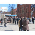 Foto: Zuschauer vor der katholischen Kirche