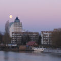 Foto vom 17. Februar 2014: Der Mond über dem Hochhaus am Kanal. Foto vom 17. Februar 2014: Der Mond über dem Hochhaus am Kanal.