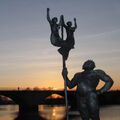 Foto vom 24. Februar 2014: Sonnenaufgang an der Stadtbrücke und bei der Plastik Neptun Foto vom 24. Februar 2014: Sonnenaufgang an der Stadtbrücke und bei der Plastik Neptun