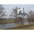 Foto vom 2. März 2014: Orientierungsschild am Deich, Blick über den Kanal zur Eigenheimsiedlung Gatow-Nord Foto vom 2. März 2014: Orientierungsschild am Deich, Blick über den Kanal zur Eigenheimsiedlung Gatow-Nord