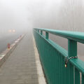 Foto vom 7. März 2014: Brückengeländer und Brückenstraße enden im Nebel. Foto vom 7. März 2014: Brückengeländer und Brückenstraße enden im Nebel.