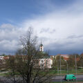 Foto vom 9. April 2014: blauer Himmel und dunkle Wolken über dem Berlischky-Pavillon Foto vom 9. April 2014: blauer Himmel und dunkle Wolken über dem Berlischky-Pavillon