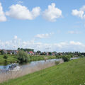 Foto vom 15. Juni 2014: Blick auf die Stadtsilhouette, im Vordergrund Deich und Kanal Foto vom 15. Juni 2014: Blick auf die Stadtsilhouette, im Vordergrund Deich und Kanal