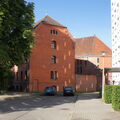 Foto vom 26. Juni 2014: Fensterspiegelungen auf der Fassade des roten Backsteingebäudes vom Amtsgericht Foto vom 26. Juni 2014: Fensterspiegelungen auf der Fassade des roten Backsteingebäudes vom Amtsgericht