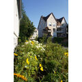Foto vom 10. Juli 2014: Sommerblumen, blauer Himmel, Balkon mit Markise Foto vom 10. Juli 2014: Sommerblumen, blauer Himmel, Balkon mit Markise