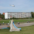 Foto: Hubschrauber über dem Sportplatz und über dem Walross Foto: Hubschrauber über dem Sportplatz und über dem Walross