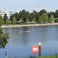 Foto: Riesenrad ragt über dem Kanal hinaus. Foto: Riesenrad ragt über dem Kanal hinaus.