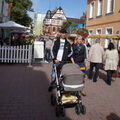 Foto: Besucher in der Vierradener Straße Foto: Besucher in der Vierradener Straße