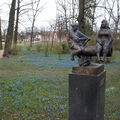 Foto vom 8. April 2015: Plastik und Blausterne im Stadtpark