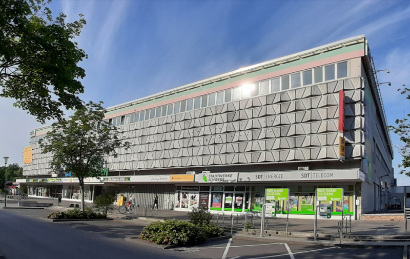 Foto: Kaufhaus mit Parkstraße davor Foto: Kaufhaus mit Parkstraße davor