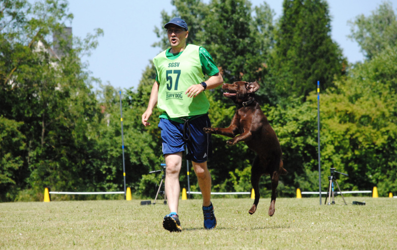 Foto: Mann läuft mit Hund Foto: Mann läuft mit Hund
